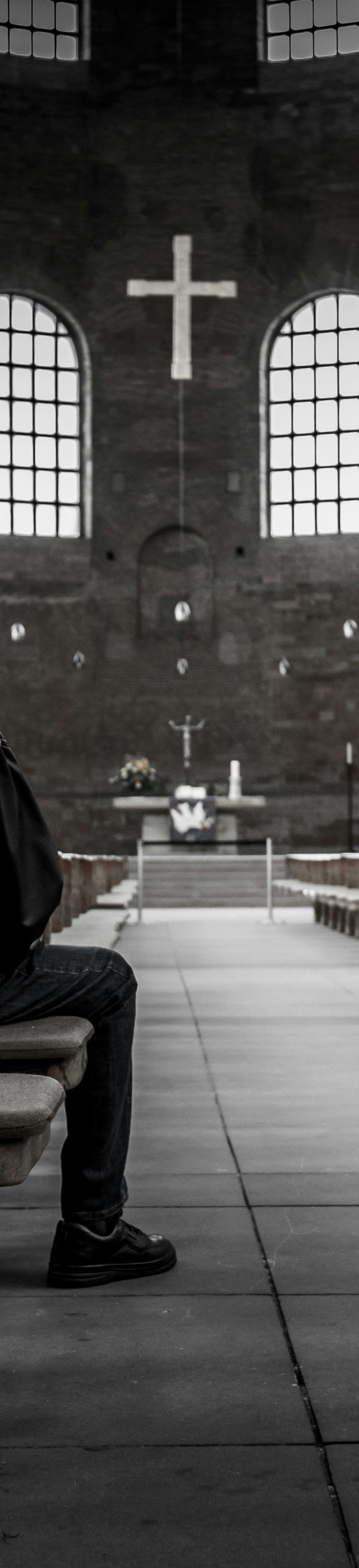 Um homem em ora&ccedil;&atilde;o sozinho diante da cruz &mdash; Stefan Kunze / Unsplash