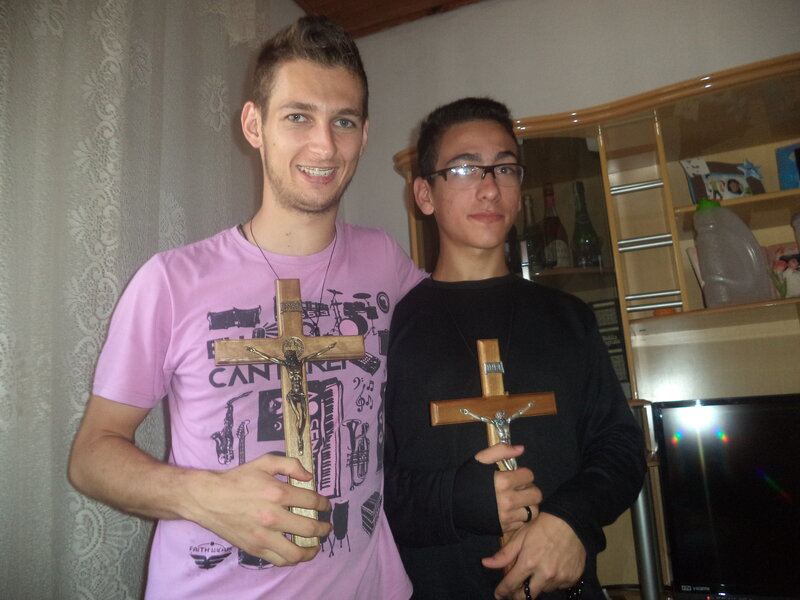 Gustavo e Murilo segurando crucifixos &mdash; primeiros anos da conversão, c. 2006