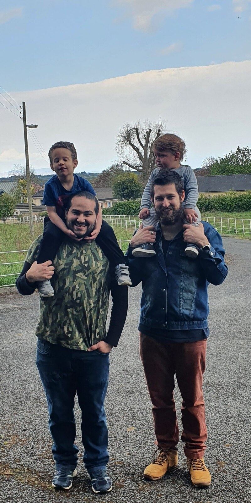 Felipe com Pedro e Gustavo com Tom&aacute;s em Ardee, Irlanda &mdash; 2021