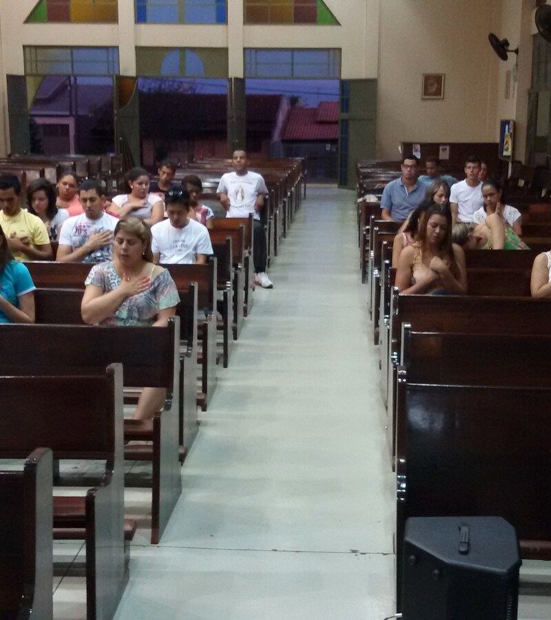 Gustavo conduzindo o grupo de jovens Messias da Paz em ora&ccedil;&atilde;o &mdash; 2014