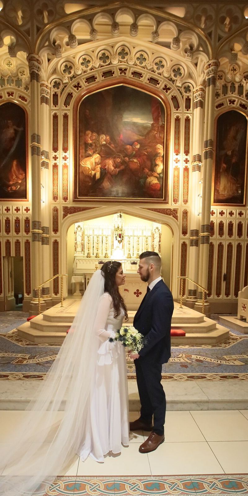 Gustavo e Marita diante do altar da St. Malachy&rsquo;s &mdash; Belfast, 8 de dezembro de 2018