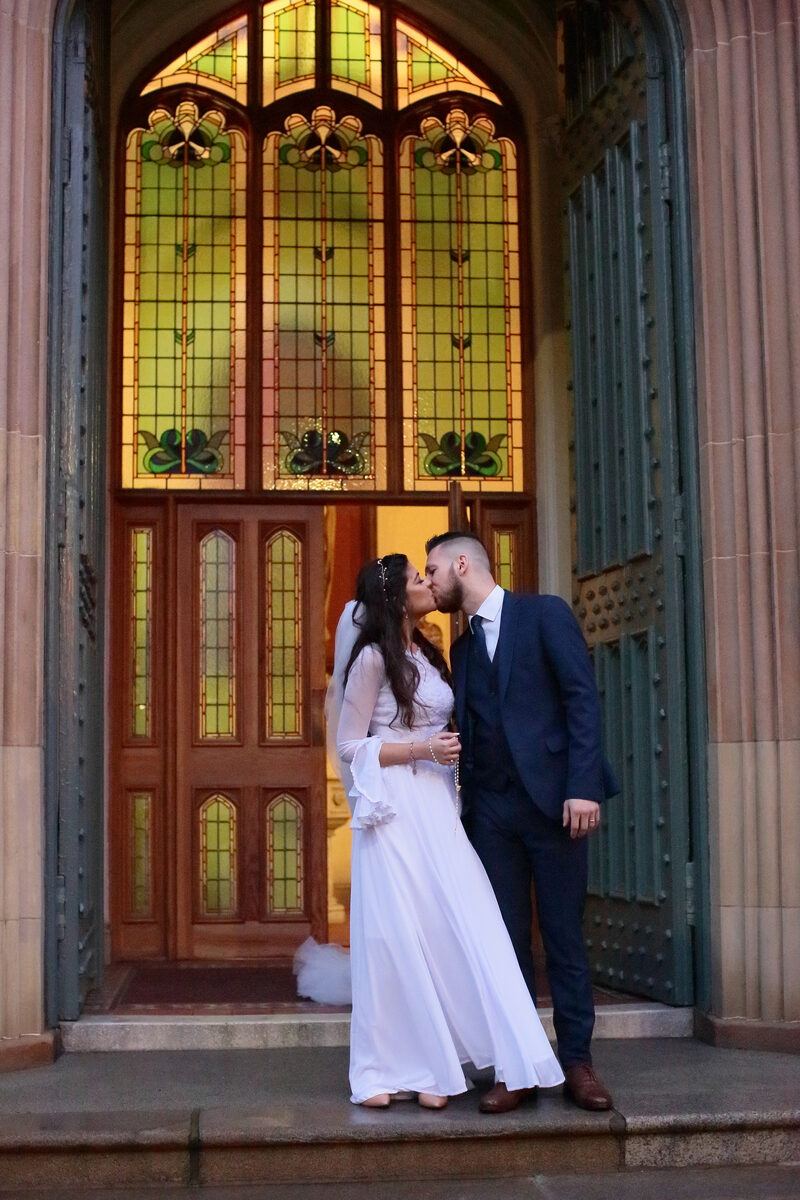 Gustavo e Marita na porta da St. Malachy&rsquo;s &mdash; Belfast, 8 de dezembro de 2018
