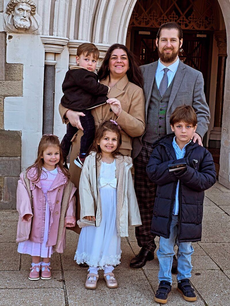Gustavo, Marita e os quatro filhos em frente &agrave; St. Peter&rsquo;s Cathedral &mdash; Belfast, 2026